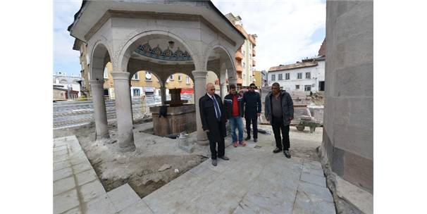 Murat Paşa Kent Meydanına İnce Zevk Ayarı