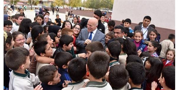 Çocuklardan Başkan Sekmen`e Sevgi Seli