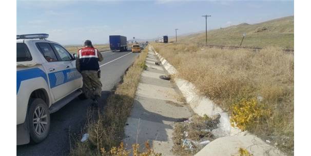 HORASAN?DA YOLCU TRENİNİN ÇARPTIĞI TRAKTÖR SÜRÜCÜSÜ ÖLDÜ