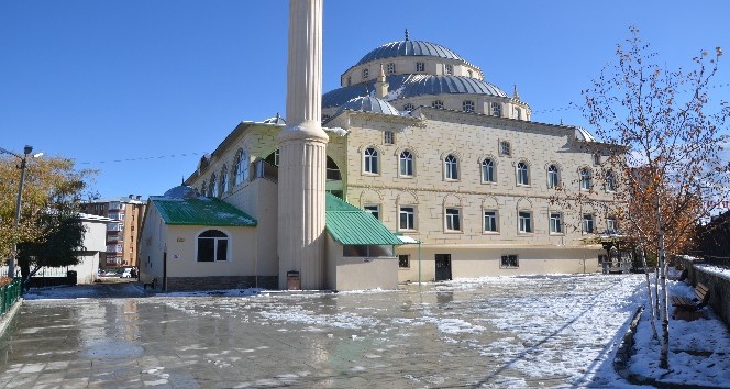 Palandöken Belediyesi?nden cami bahçelerine düzenleme