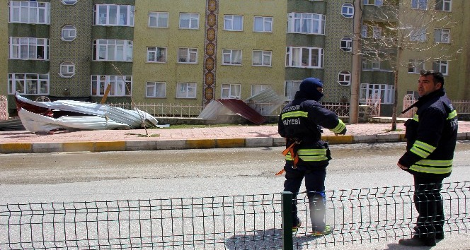 Erzurumda fırtına çatıları uçurdu