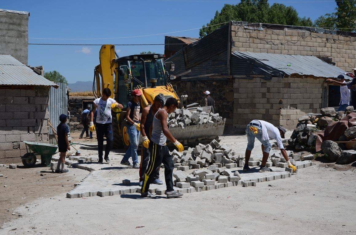 Palandöken Belediyesinin asfalt ve kilit taş çalışması