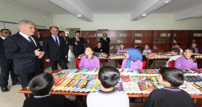 Bayburt Belediyesi?nin okul kütüphanelerine kitap bağışları devam ediyor