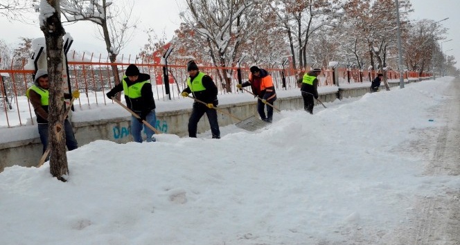 Palandöken Belediyesi?nden kar yağışına anında müdahale