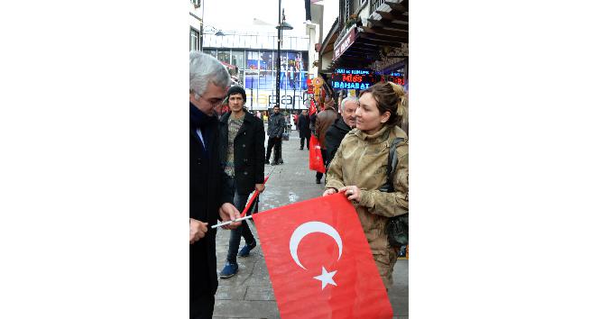 AK Parti Erzurum İl Başkanlığı?ndan vatandaşa 100 Bin Türk Bayrağı