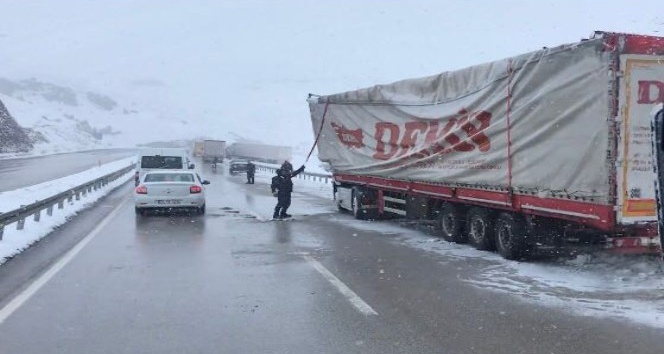 Erzurum - Horasan Karayolu ulaşıma kapandı