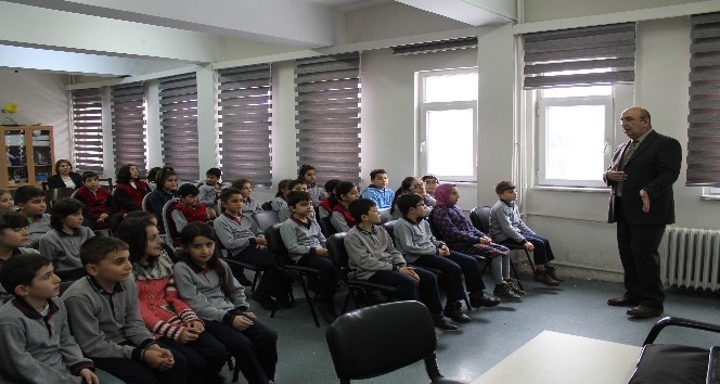 Gazi Ahmet Muhtar Paşa Ortaokulu öğrencilerine Mehmetçik Vakfı?nı anlattı