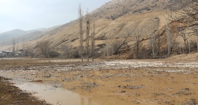 HES kanalından sızan sular evleri bastı