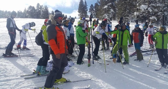 Sarıkamış?ta Alp Disiplini Ve Snowboard İl Birinciliği yarışları nefes kesti