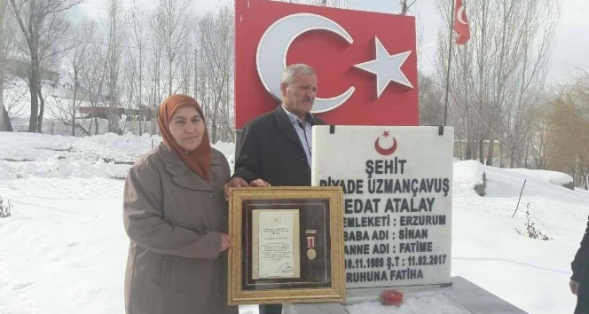 Madalya ve berat ile oğullarına koştular