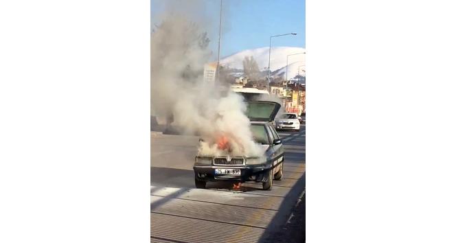 Erzurum?da yanan otomobil küle döndü