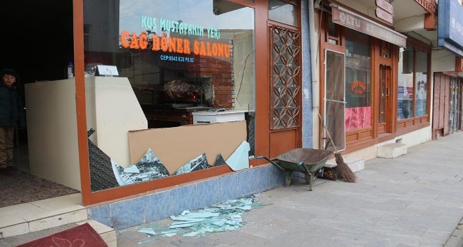 İşyerlerinin vitrin camlarını kıran alkollü şahıs polisin takibi sonucu yakalandı