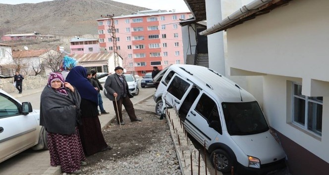 Direksiyon hakimiyetini kaybetti, bahçe duvarından aşağı düştü