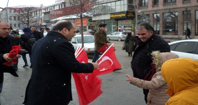 MHP Erzurum İl Başkanlığı?ndan bayrak dağıtımı