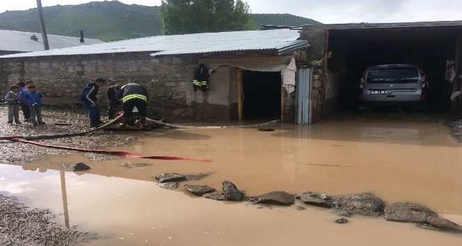 Horasan`da sel sonrası dereler taştı