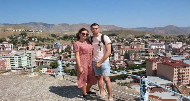 Hollandalı turistler Oltu?daki tarihi eserlere hayran kaldılar