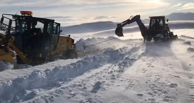 Yol açmaya giden greyder fırtınada kara saplandı