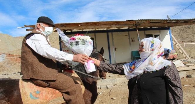 43 yıllık eşine Sevgililer Günü hediyesini at üstünde getirdi