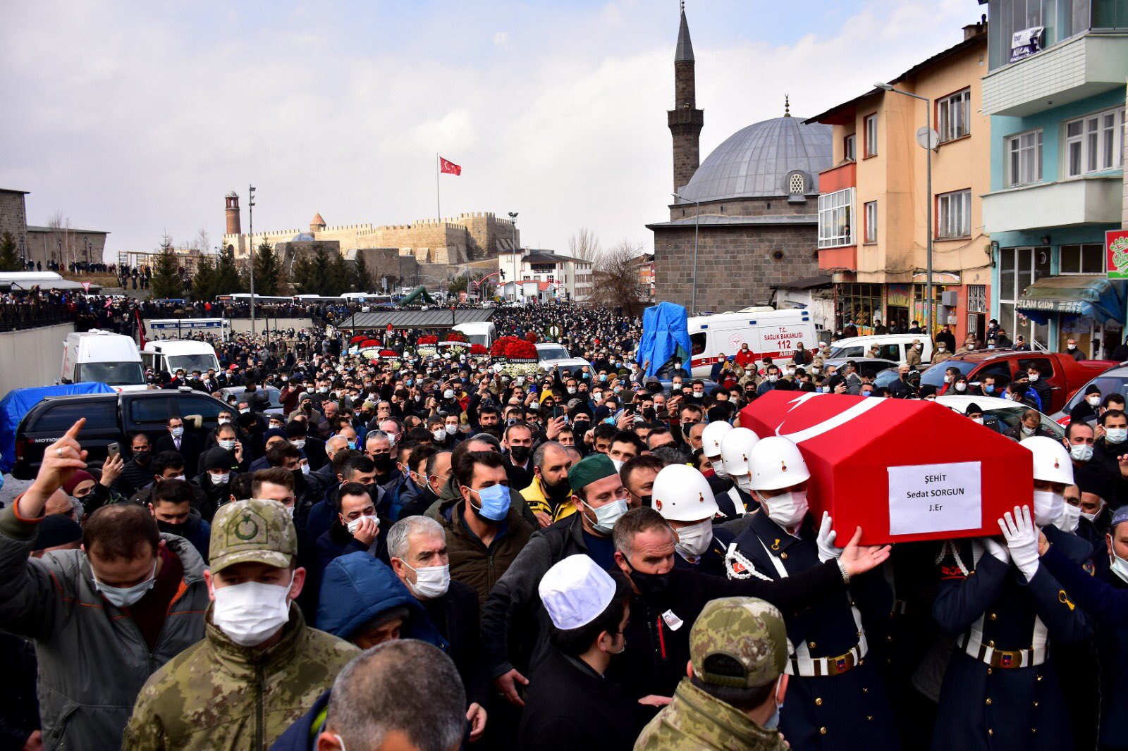 Erzurumlu şehidi binlerce kişi uğurladı